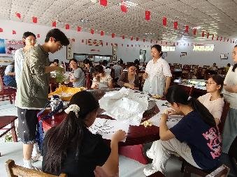 使专业知识在情节中自然渗透